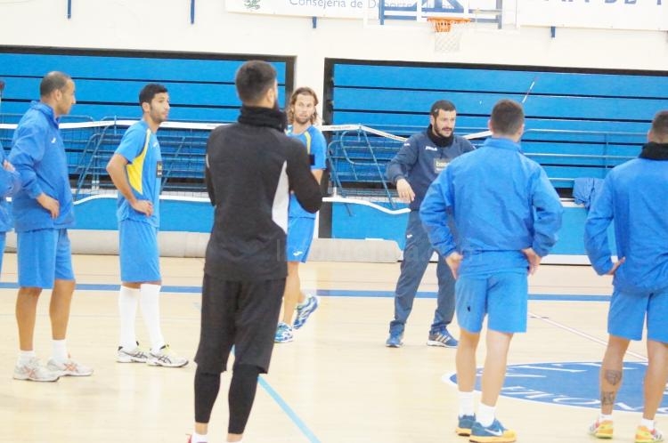 La U.D. Melilla se ejercita en el pabellón Javier Imbroda