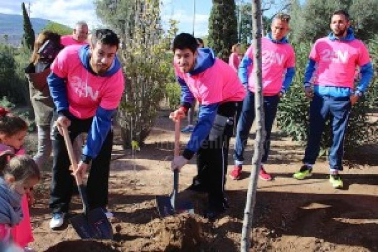 El Club Melilla Baloncesto participa en la marcha contra la violencia de género