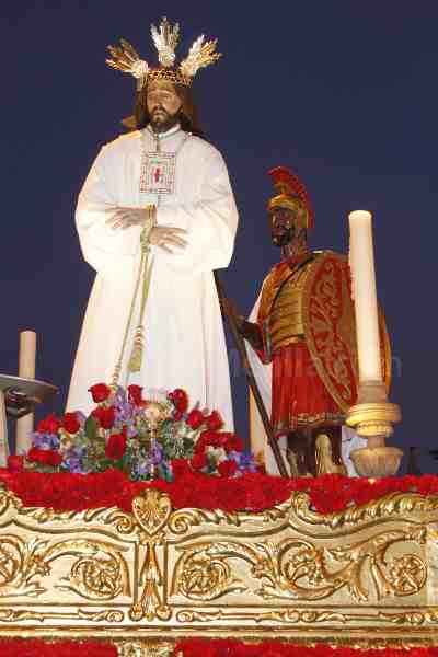'La Sentencia' realiza su estación de penitencia por las calles de Melilla la noche de Lunes Santo
