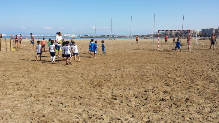 La Escuela de la Fundación de la FMF pasa un día jugando al fútbol playa