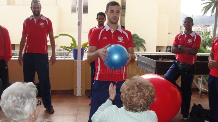 El Club Voleibol Melilla ha visitado el centro de día para mayores
