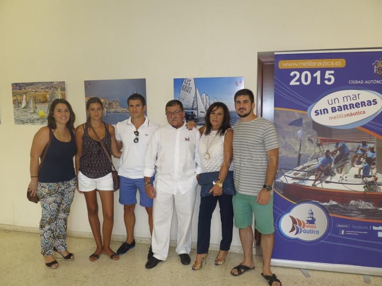 Paco Rubiorodeado de su familia