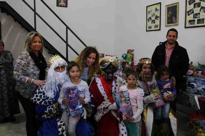 Los Reyes Magos no olvidan en su visita a Melilla a los niños que pasan momentos complicados