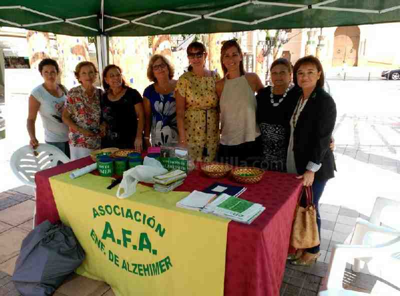 Paz Velázquez acude a mostrar su apoyo a la Asociación de Familiares de Enfermos de Alzheimer en el Día Mundial de la enfermedad