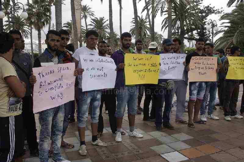 Unos 70 sirios se concentran en Melilla para pedir su traslado a Europa