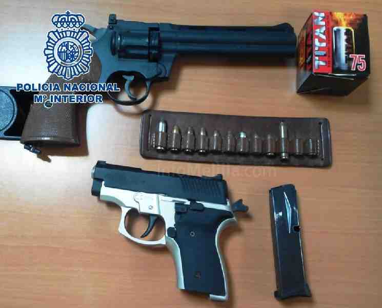 La Policía Nacional detiene a un individuo por amenazas a sus familiares e interviene dos armas de fuego simuladas