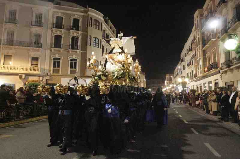 Sobriedad y elegancia en el Viernes Santo melillense enlutado por la muerte de Cristo
