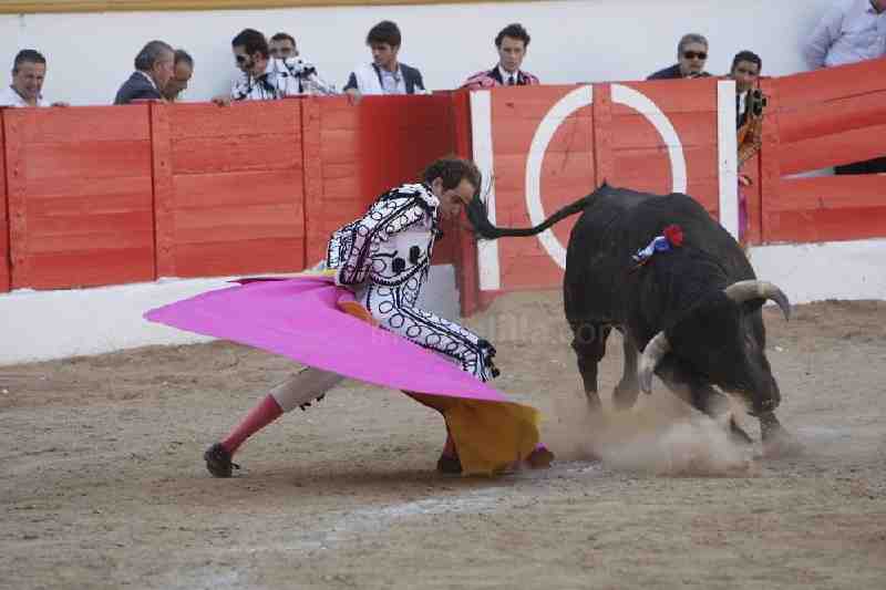 Padilla forma un lío de cuatro orejas y un rabo en la goyesca de Melilla