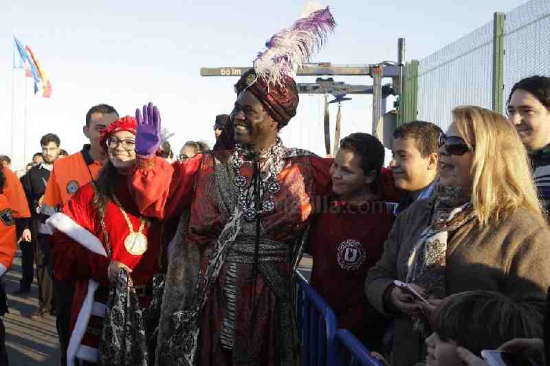 Una divertida y colorida cabalgata de Reyes Magos vuelve a llevar la ilusión a los niños melillenses