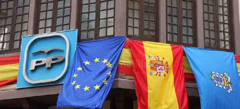 Fachada de la sede del PP engalanada para la ocasión