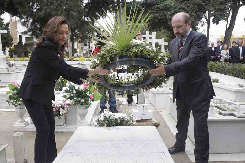 La Asamblea de Melilla rinde homenaje a personajes ilustres ya fallecidos y a melillenses que dieron su vida ayudando a los demás