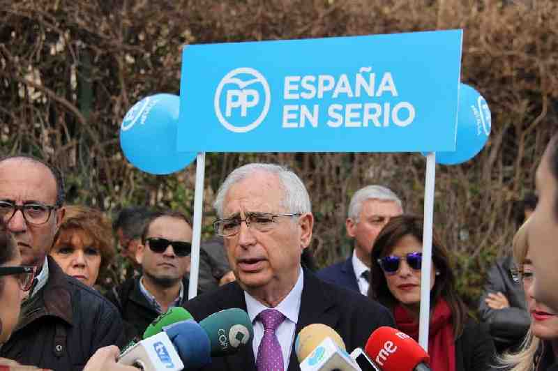 Imbroda recuerda al PSOE que es imposible que el aeropuerto de Melilla sea internacional por cuestiones de ubicación