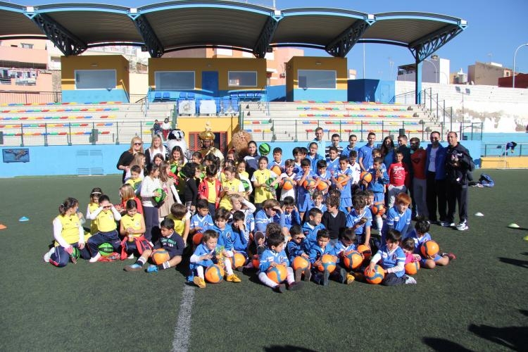 Los Reyes Magos sorprenden a los niños de la Escuela de la Fundación de la FMF