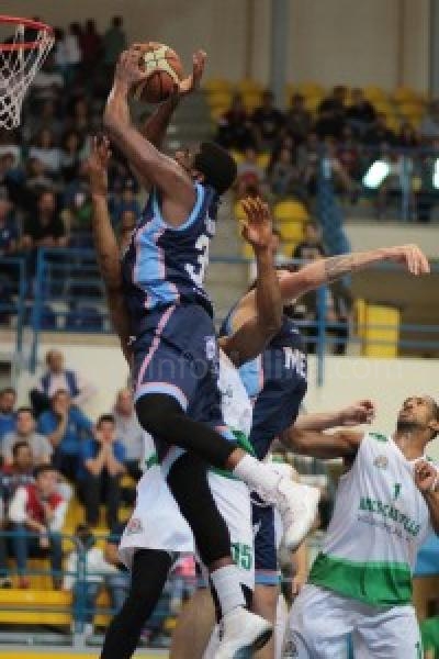 El nefasto bagaje del tiro exterior machaca a un Melilla Baloncesto que nunca pudo con un buen Amics Castelló (70-76)