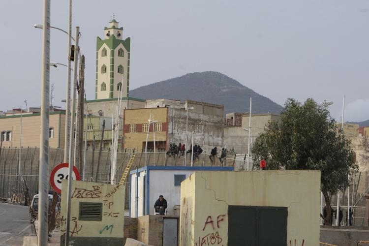 Más de 600 inmigrantes intentan saltar la valla fronteriza durante toda la noche, 40 de ellos logran entrar