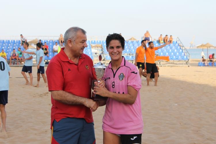 Torreblanca Melilla A se lleva el título de fútbol playa en féminas, tras una emocionante final ante la Peña Real Madrid