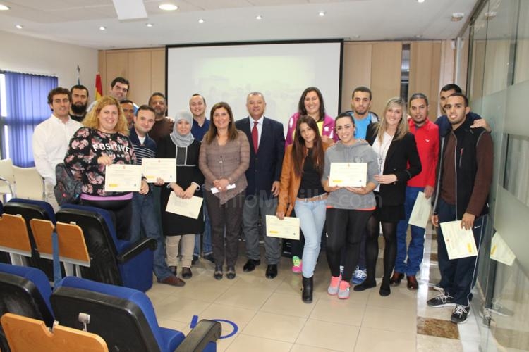 Los alumnos del curso de Operaciones auxiliares de organización de actividades y funcionamiento de instalaciones deportivas reciben su diploma acredit