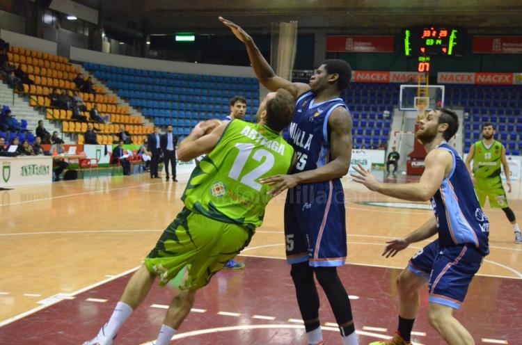 Melilla Baloncesto cumple su objetivo de salir de su visita ante Planasa Navarra con la victoria (75-83)