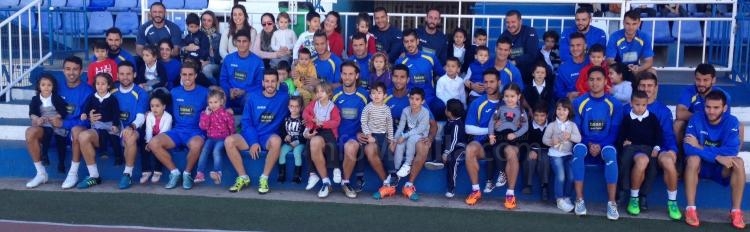 Unión Deportiva Melilla: Los niños del infantil del CEIP Reyes Católicos visitaron al equipo en el estadio