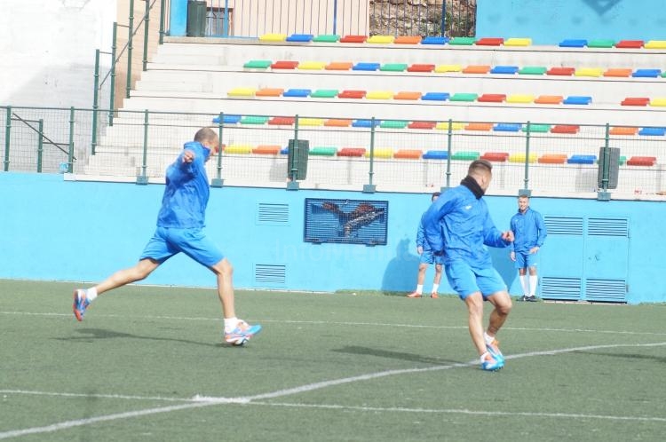 La U.D. Melilla se ejercita con varias bajas por precaución