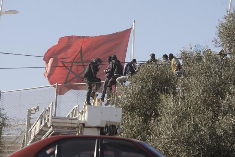 Dos inmigrantes logran acceder a Melilla tras un intento protagonizado por casi un centenar