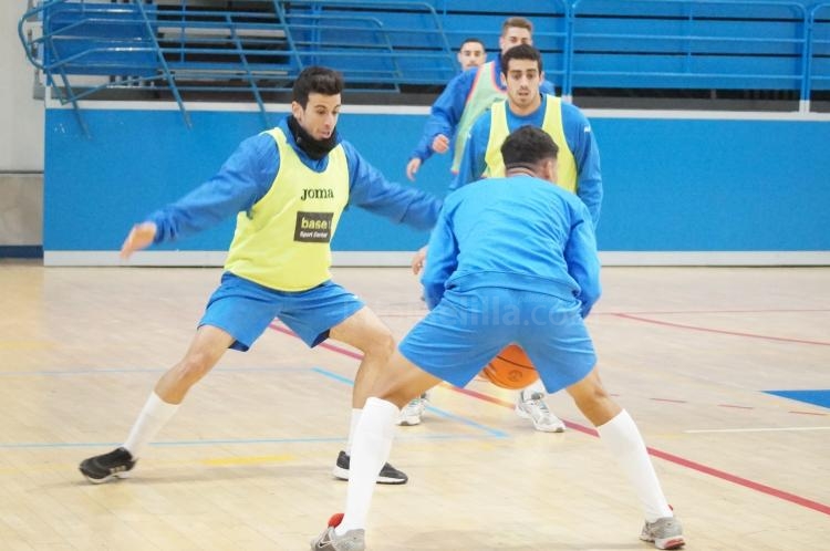 La U.D. Melilla se ejercita en el pabellón Javier Imbroda