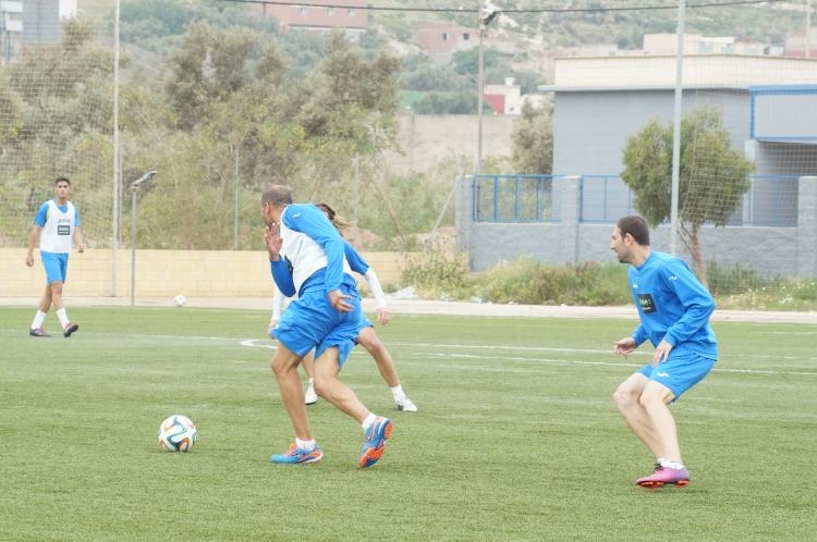 La U.D. Melilla se adapta al césped artificial