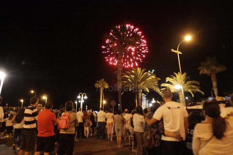 El fuerte viento no impide a los melillenses disfrutar de la noche de San Juan
