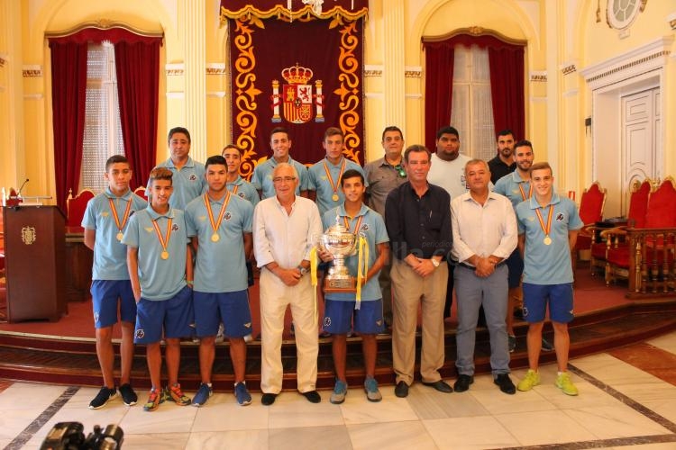La Ciudad recibe en el Salón Dorado a los campeones de España de fútbol playa juvenil