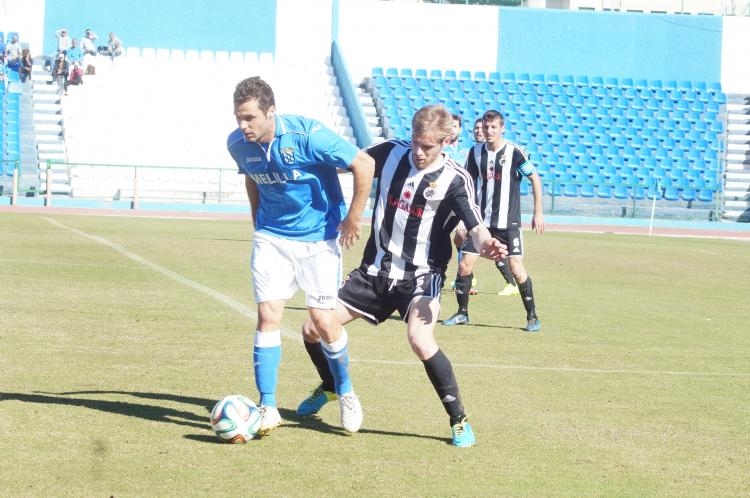 La U.D. Melilla roza la perfección ante un Linense al que barrió sobre el terreno de juego (5-1)