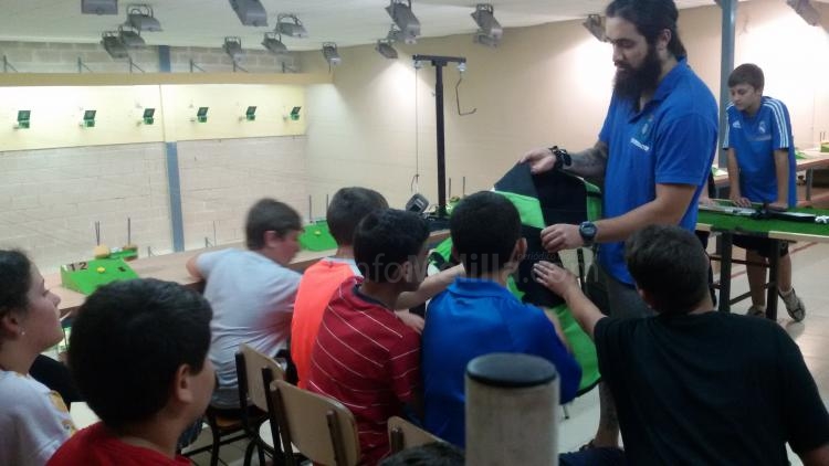 Vñictor Muñoz explicando el equipo