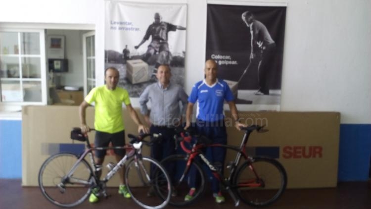 Ambos con sus respetivas bicicletas