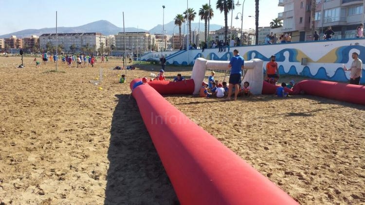 La Escuela de la Fundación de la FMF pasa un día jugando al fútbol playa