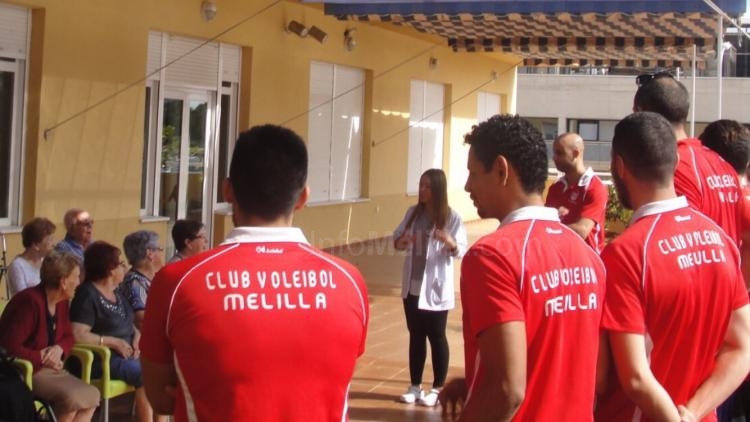 El Club Voleibol Melilla ha visitado el centro de día para mayores