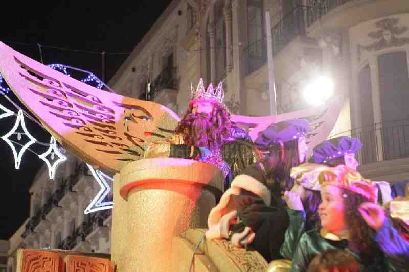 Una divertida y colorida cabalgata de Reyes Magos vuelve a llevar la ilusión a los niños melillenses