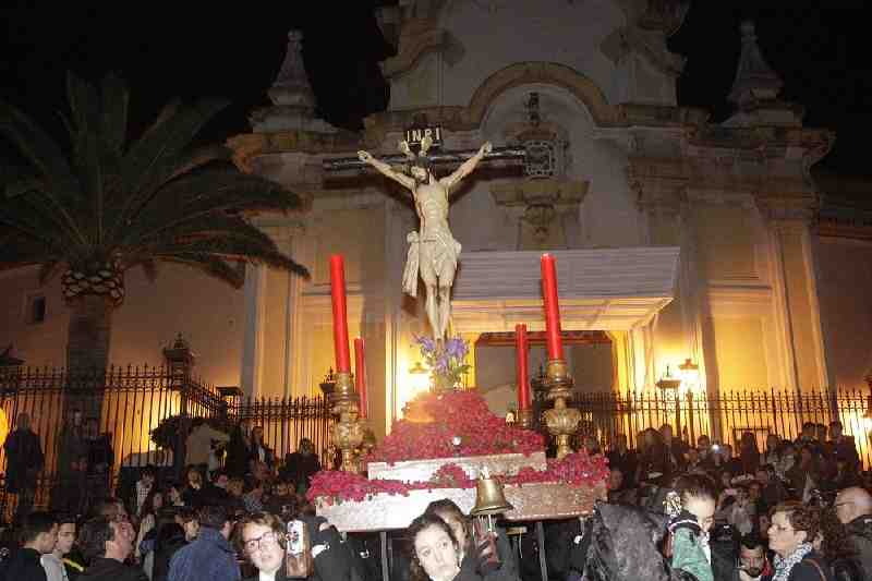 Sobriedad y elegancia en el Viernes Santo melillense enlutado por la muerte de Cristo