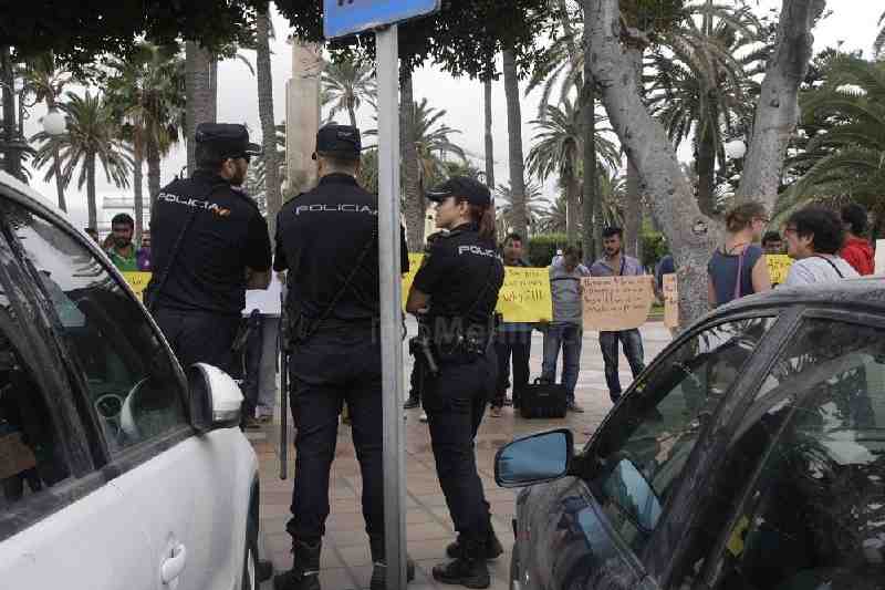 Unos 70 sirios se concentran en Melilla para pedir su traslado a Europa