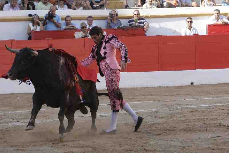 Padilla forma un lío de cuatro orejas y un rabo en la goyesca de Melilla