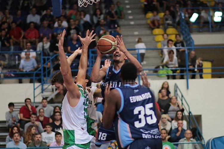 El nefasto bagaje del tiro exterior machaca a un Melilla Baloncesto que nunca pudo con un buen Amics Castelló (70-76)