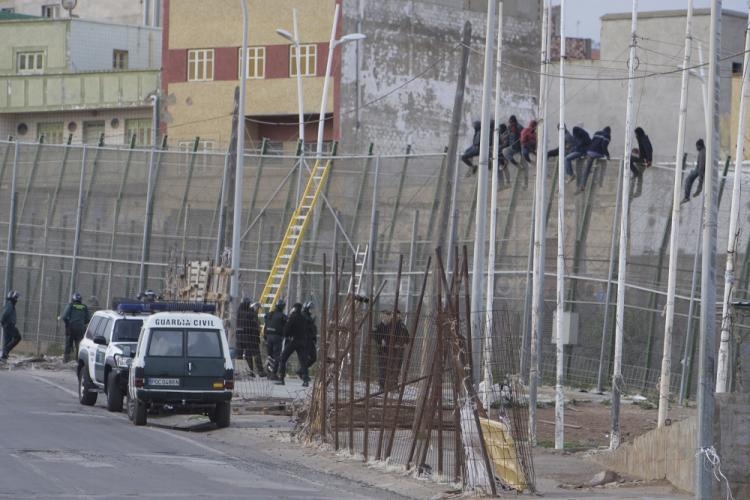 Más de 600 inmigrantes intentan saltar la valla fronteriza durante toda la noche, 40 de ellos logran entrar