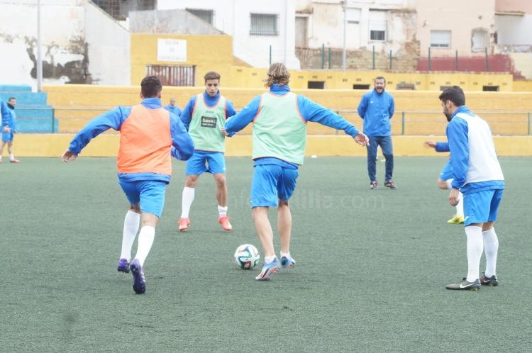 La U.D. Melilla hace frente al temporal en La Espiguera