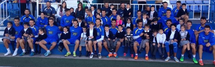 Unión Deportiva Melilla: Los niños del infantil del CEIP Reyes Católicos visitaron al equipo en el estadio
