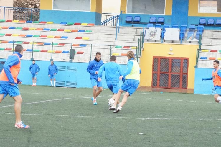 La U.D. Melilla se ejercita con varias bajas por precaución