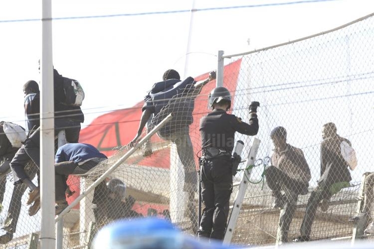 Dos inmigrantes logran acceder a Melilla tras un intento protagonizado por casi un centenar