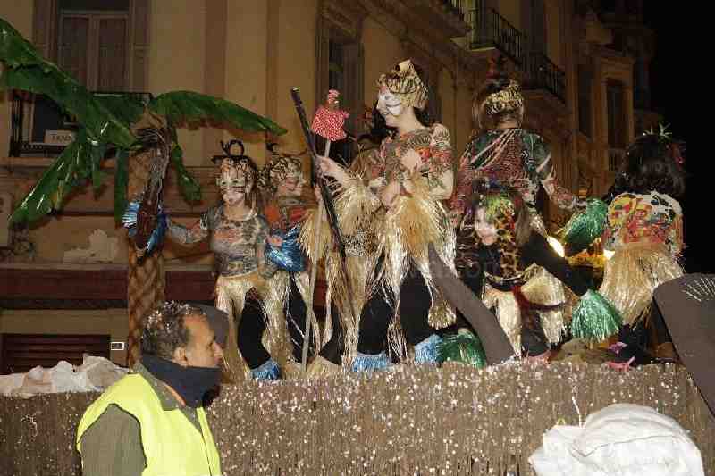 Una espectacular cabalgata pone el broche de oro al Carnaval de Melilla 2015