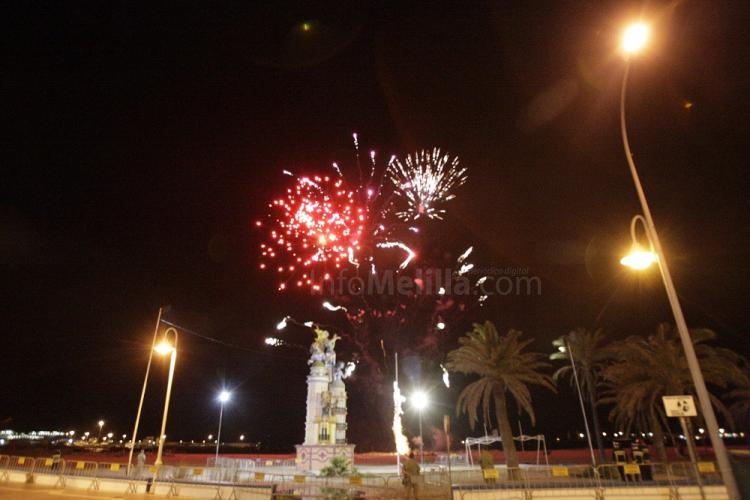 El fuerte viento no impide a los melillenses disfrutar de la noche de San Juan
