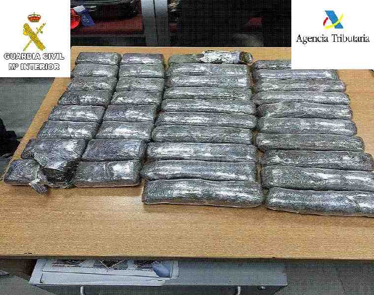 Detenida una ciudadana rumana en el aeropuerto de Melilla con 10 kilos de droga en su maleta