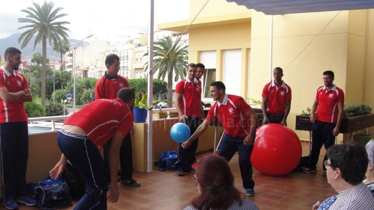 El Club Voleibol Melilla ha visitado el centro de día para mayores
