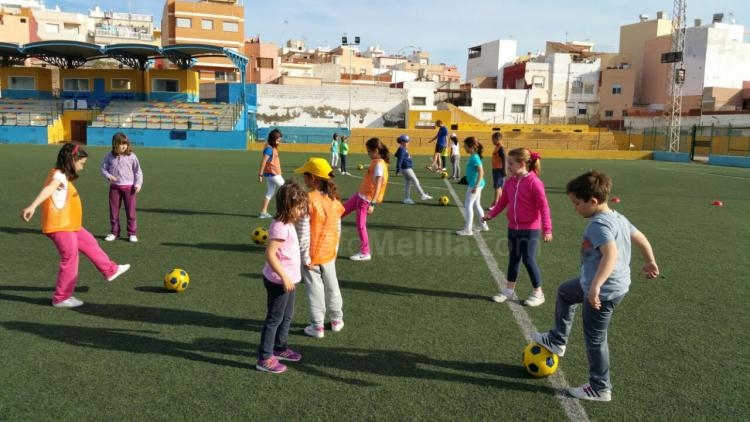 El sol protagoniza el inicio de los Campus de Semana Santa de la Fundación de la Federación Melillense de Fútbol