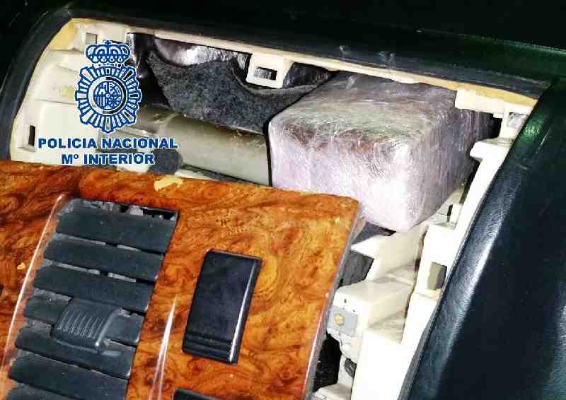 La Policía Nacional detiene a un individuo con 172 paquetes de hachís ocultas en su vehículo